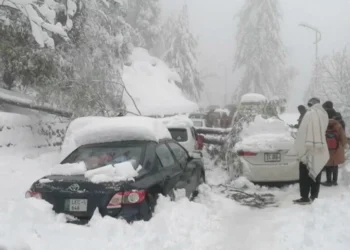 Several Tourists Stranded in Cars in Galyat Due to Heavy Snowfall