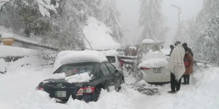 Several Tourists Stranded in Cars in Galyat Due to Heavy Snowfall
