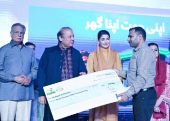 Nawaz, Maryam distribute checks among Apni Chhat Apna Ghar recipients