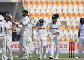 Pakistan beat England by 152 runs to level series