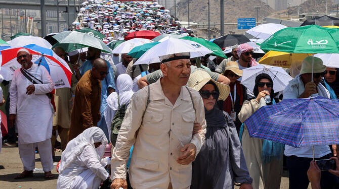 Pilgrims flock to Mina as hajj begins