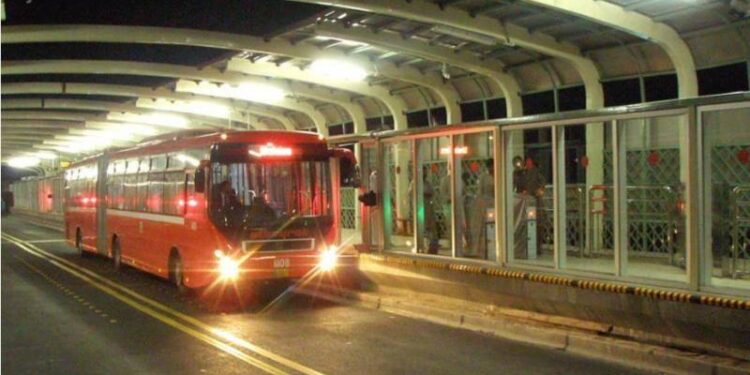 Service halted after metro bus mishap in Lahore
