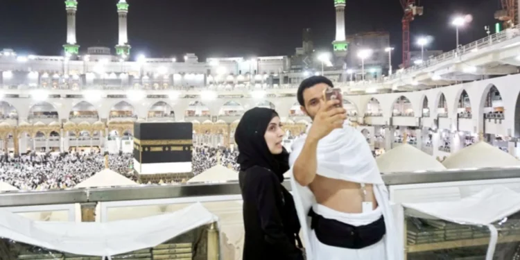 Saudi Arabia bans all photography inside Holy Mosques