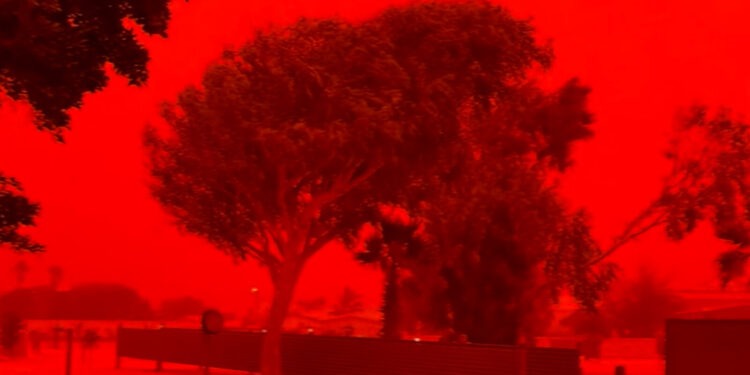 Why did Cyclone Narelle make the sky red in Western Australia?