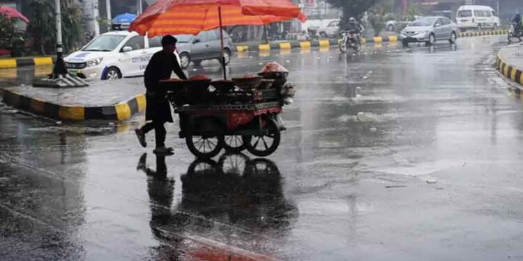 Weather Split: Rain in Lahore and heat continues in Karachi