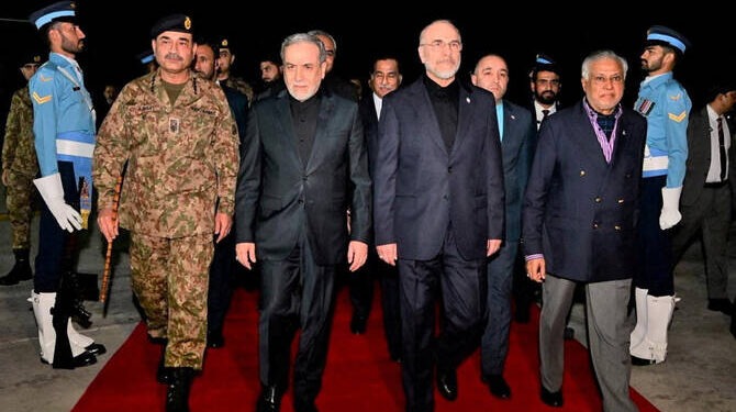 Top Pakistani leaders greet Iranian delegation in the capital