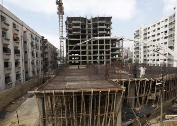 Illegal building work persists in Karachi despite action