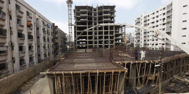 Illegal building work persists in Karachi despite action