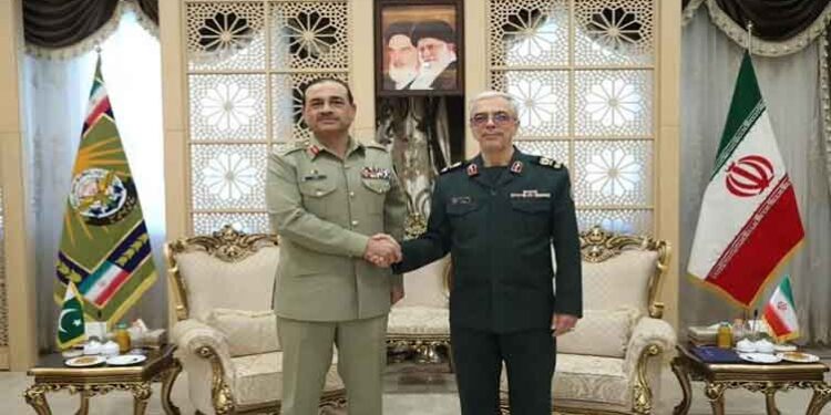 Pakistan army chief meets Iranian president for talks